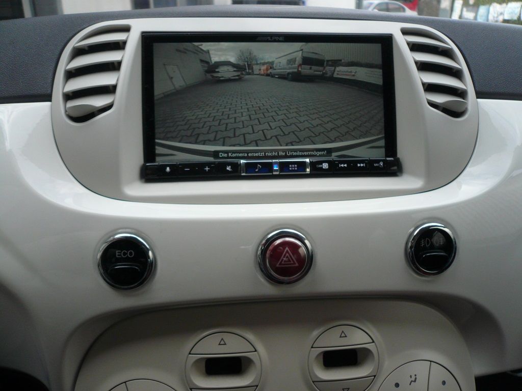 Das neue Alpine iLX-705D mit Apple CarPlay WiFi und Rückfahrkamera im Fiat 500 Cabrio nachgerüstet.
