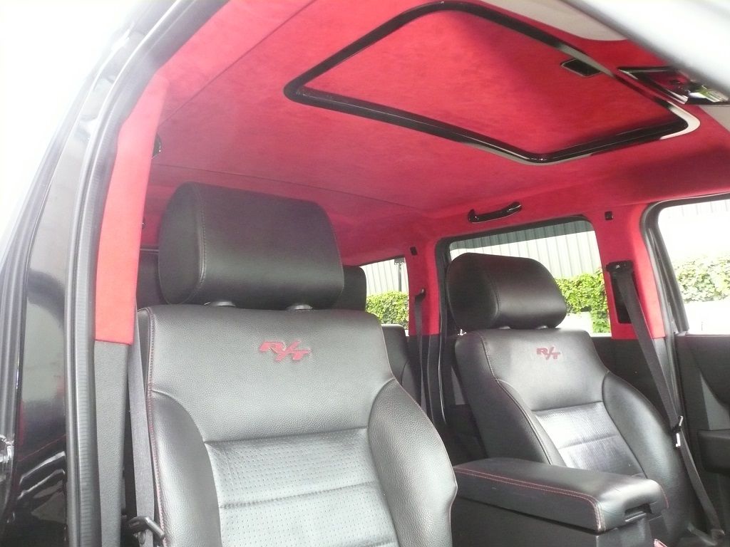Himmel, A-, B- und C-Säulen vom Dodge Nitro in Alcantara rot neu bezogen.