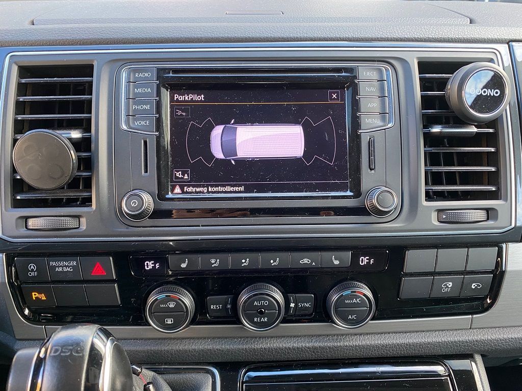 Rückfahrkamera in einem VW T6 Bus mit dem Werksradio Discover Media nachgerüstet.
