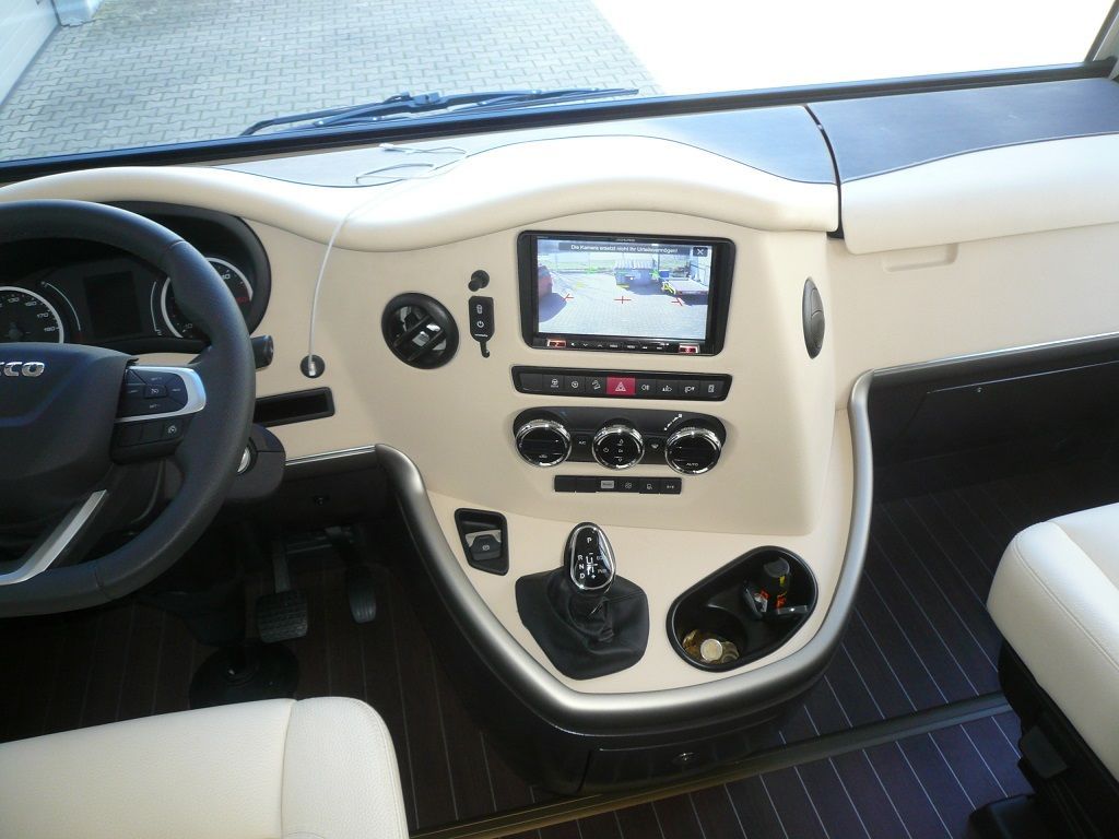 Alpine X803DC-U Navigationssystem mit DAB+ und kapazitivem 8-Zoll Display, Reisemobilsoftware vorinstalliert, Apple CarPlay und Android Auto Unterstützung mit Rückfahrkamera nachgerüstet.