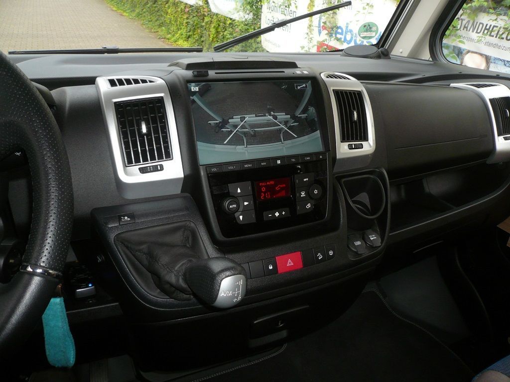 Auf dem Armaturenbrett eines Autos befindet sich ein roter Knopf