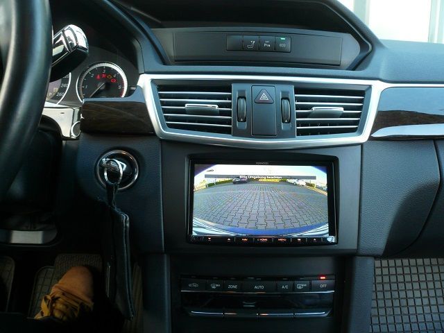 Mercedes E-Klasse W212 auf Doppel-DIN umgebaut und Kenwood Navigation DNX-8180DABS mit Rückfahrkamera nachgerüstet.