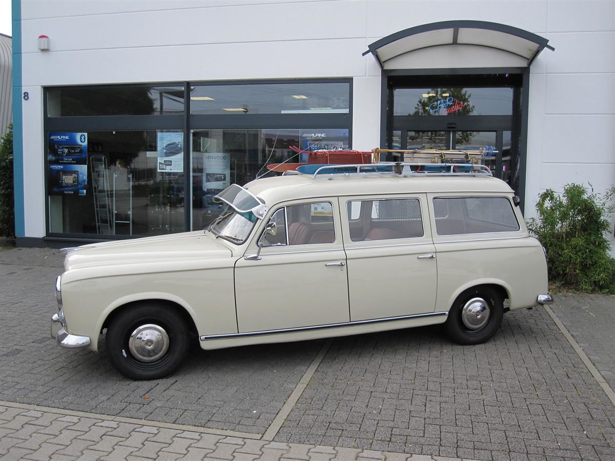 Komplette Innenausstattung & Teppichgarnitur neu angefertigt und montiert.