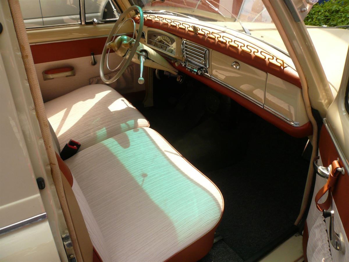 Komplette Innenausstattung & Teppichgarnitur neu angefertigt und montiert.