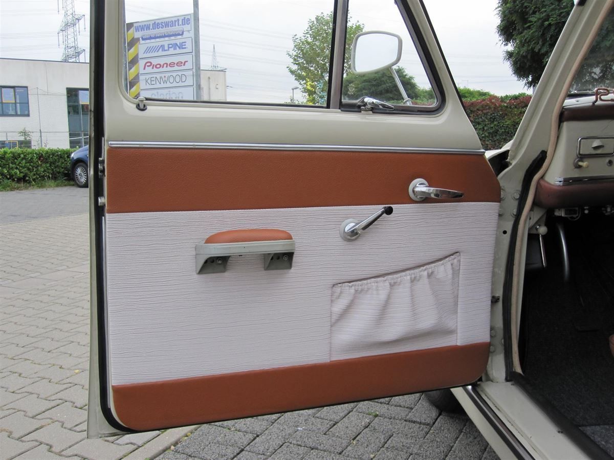 Komplette Innenausstattung & Teppichgarnitur neu angefertigt und montiert.