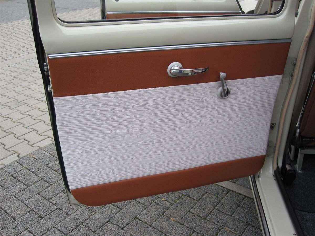 Komplette Innenausstattung & Teppichgarnitur neu angefertigt und montiert.