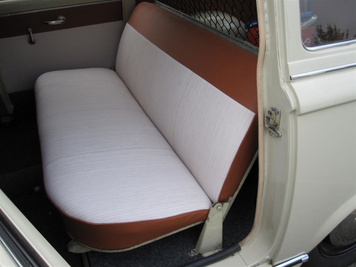 Komplette Innenausstattung & Teppichgarnitur neu angefertigt und montiert.