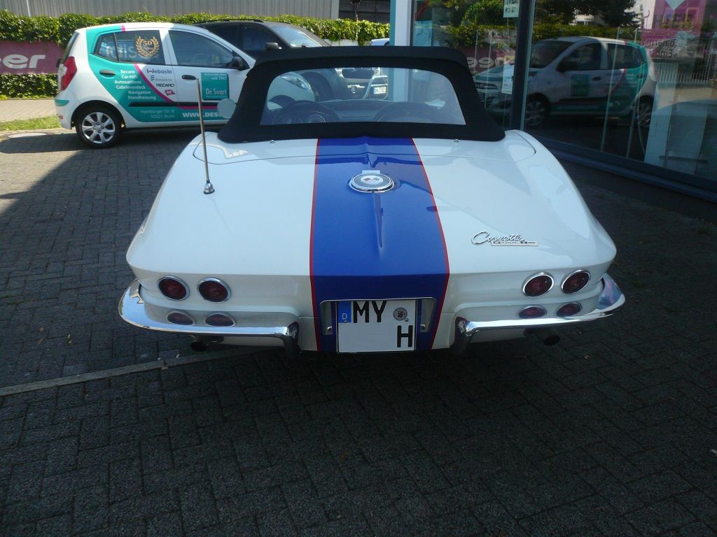 Corvette C2 Sting Ray, Verdeckbezug in Sonnenland Stoff schwarz geliefert und montiert.