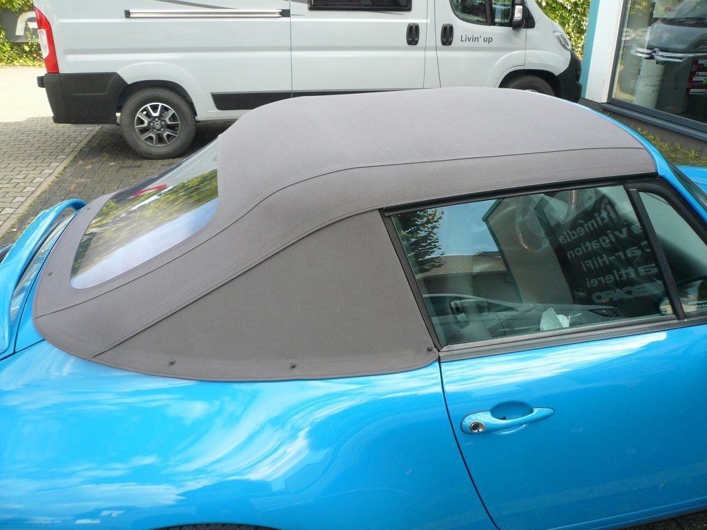 Verdeck Bezug in Sonnenland Stoff classicgrau für Porsche 911 Typ 993 Cabrio Bj. 94-98 geliefert und montiert.