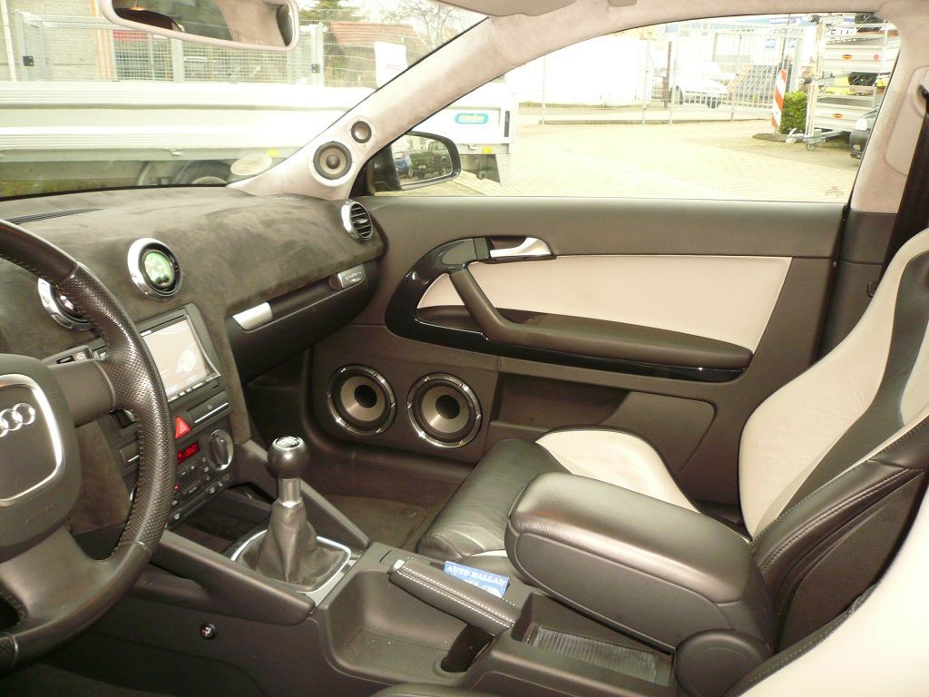 Audi A3, Recaro Sportster CS Sitze nachgerüstet und auf Kundenwunsch in zweifarbigem Leder neu bezogen. Türverkleidungen und Seitenteile hinten in zweifarbigem Leder neu bezogen. A-, B-, C-Säulen und Himmel in Alcantara neu bezogen.