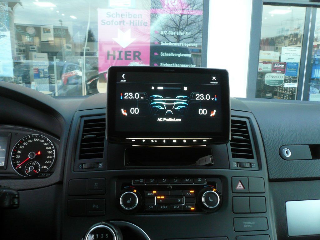 Alpine INE-F904D 9zoll Navigationsgerät im VW T5 Bus nachgerüstet. Mit optischer Darstellung der werksseitigen Klima Verstellungen.