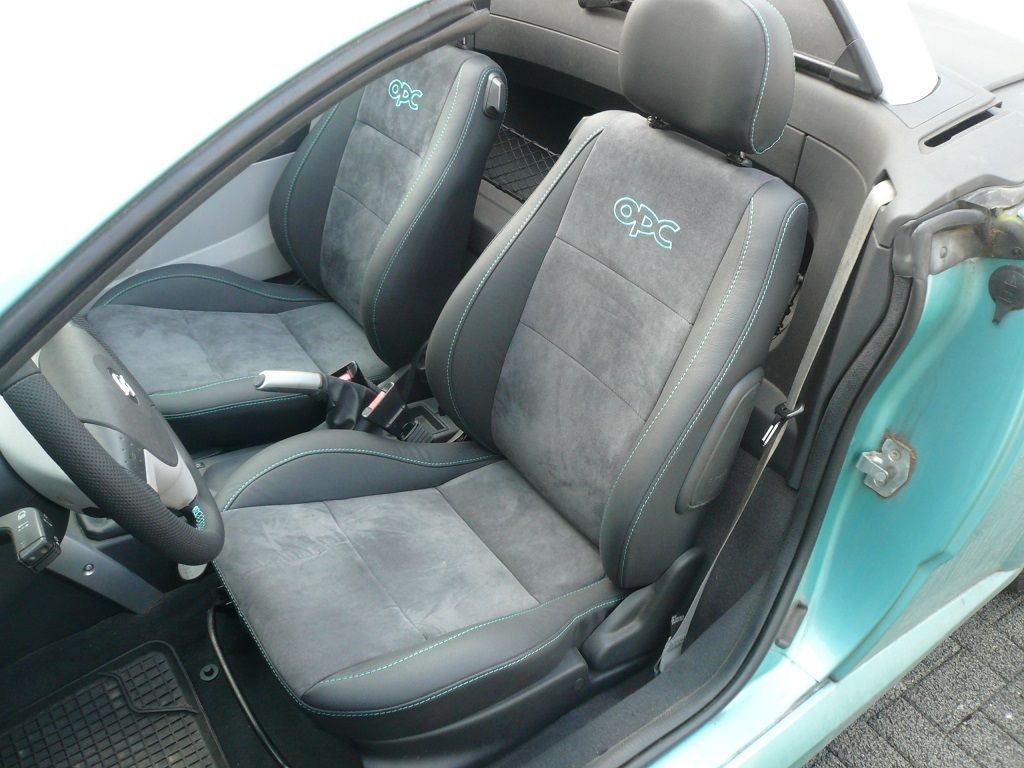 Die Vordersitze eines Autos mit dem Wort Opel darauf