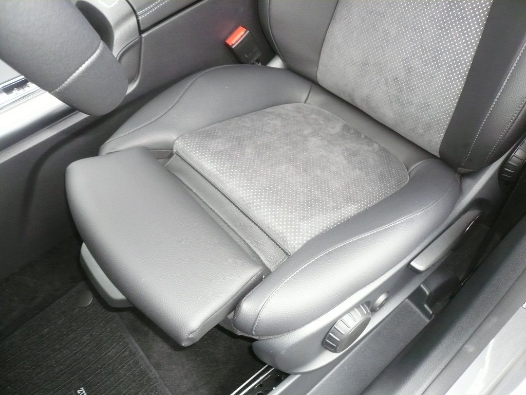 Mercedes B-Klasse 2019er, Sitzinnenteile in Alcantara Starline neu bezogen.