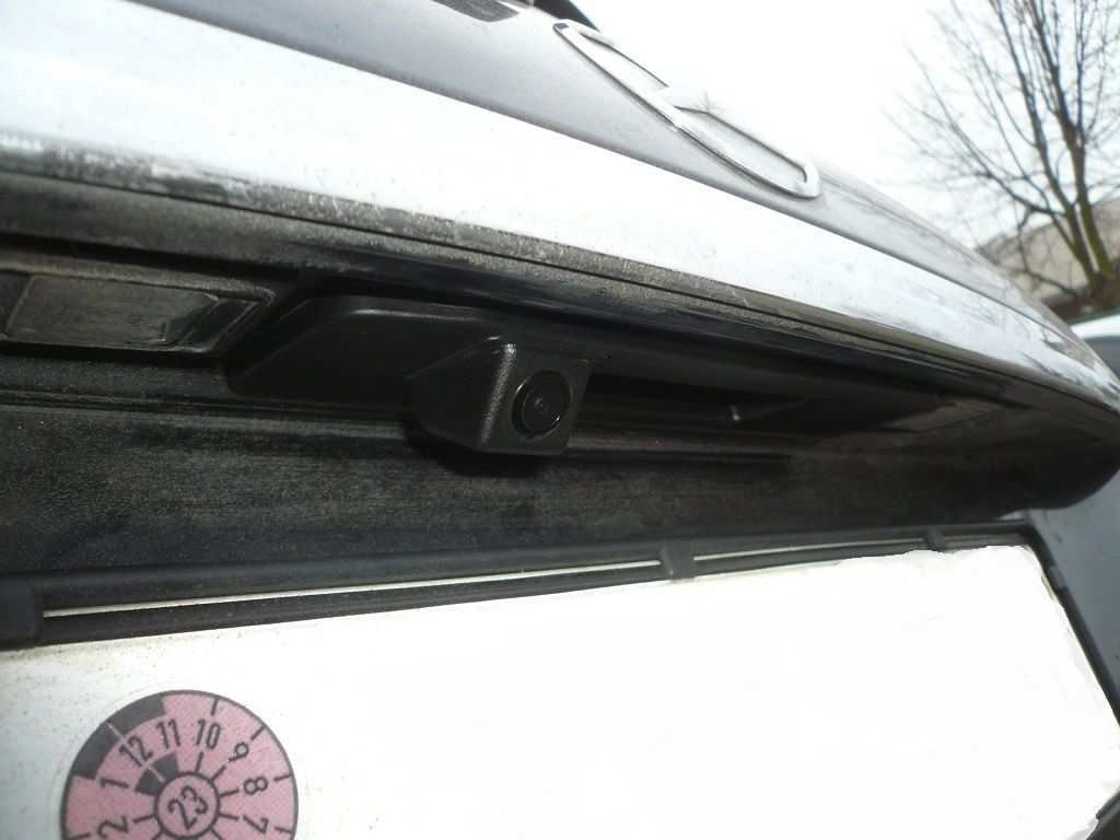 Griffleisten Rückfahrkamera an das OEM Commad NTG 4.5 Online angebunden und montiert.