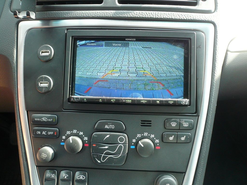 Kenwood DMX802DABS mit Front- und Rückfahrkamera nachgerüstet.