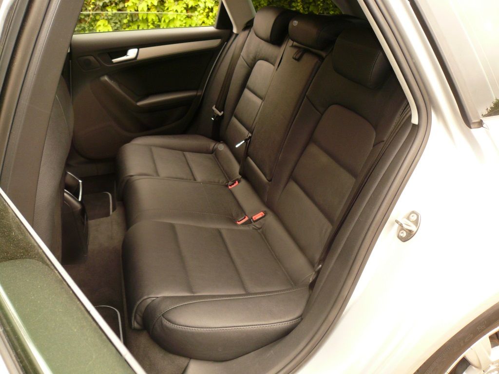 Audi A4 Avant Innenausstattung inkl. vier Türverkleidungs Innenteile in Leder neu angefertigt und montiert.