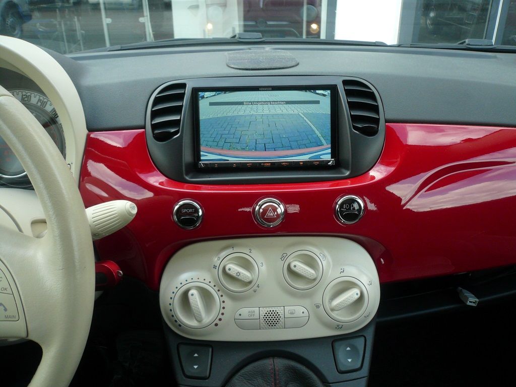 Fiat 500 Auf Doppel-DIN umgebaut. Kenwood DMX8019DABS Mediacenter mit Apple CarPlay WiFi und Rückfahrkamera montiert.