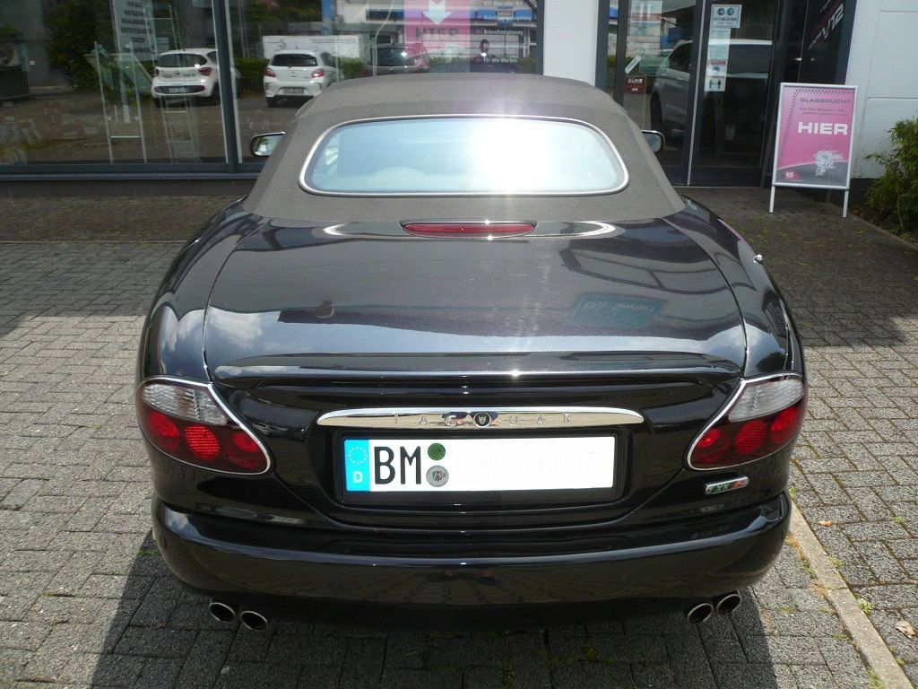 Jaguar XK8 Cabrio Verdeck Bezug in Sonnenland Stoff schwarz geliefert und montiert.