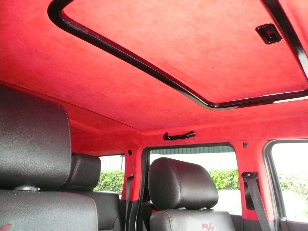 Himmel, A-, B- und C-Säulen vom Dodge Nitro in Alcantara rot neu bezogen.