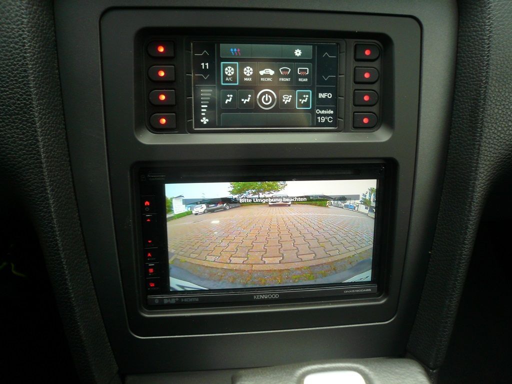 Mustang Cabrio auf Doppel-DIN umgebaut. Kenwood DNX5190DABS Navigation mit Rückfahrkamera nachgerüstet.