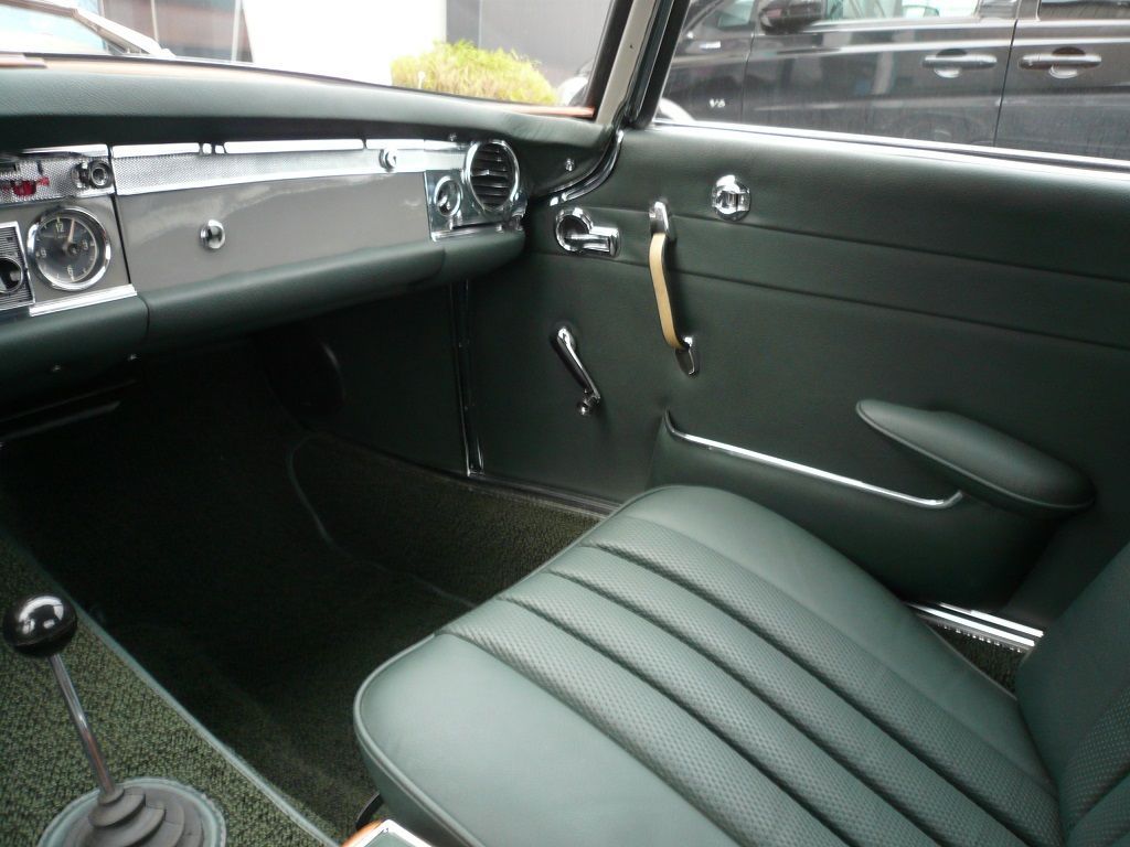 Pagode komplette Innenausstattung und Teppich neu angefertigt und montiert. Musikanlage mit Subwoofer und Navigation nachgerüstet.