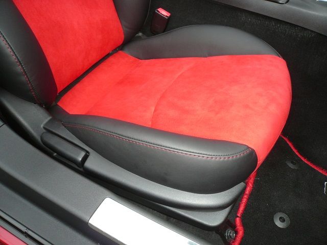 Mazda MX5 Cabrio, beide Vordersitz in Leder schwarz und Alcatara rot neu bezogen.