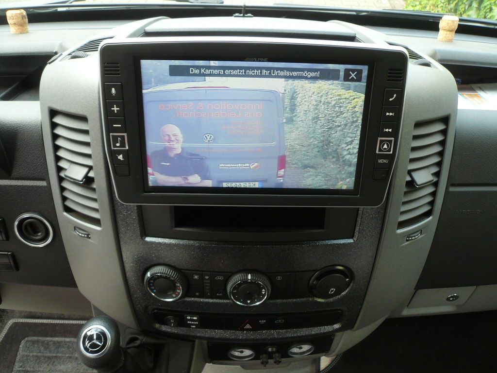 Alpine X903D-S906 ein 23 cm (9-Zoll) Premium-Infotainment-System für Mercedes Sprinter (W906) mit Reisemobil-Navigation, Apple CarPlay und Android Auto Unterstützung nachgerüstet.