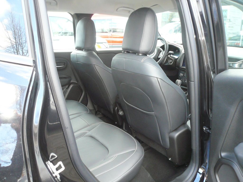 Der Rücksitz eines schwarzen Jeep Renegade