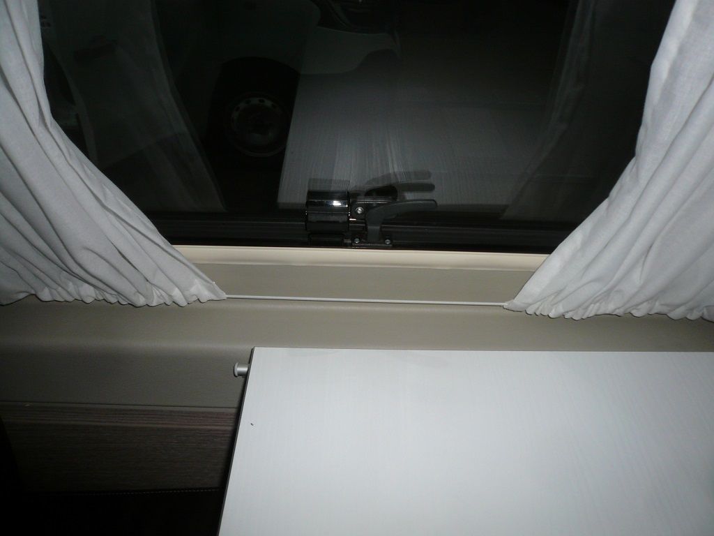 Wir rüsten Thitronik Alarmanlagen in Ihr Wohnmobile nach. Hier die Absicherung von Fenstern mit Funk-Magnetkontakte.