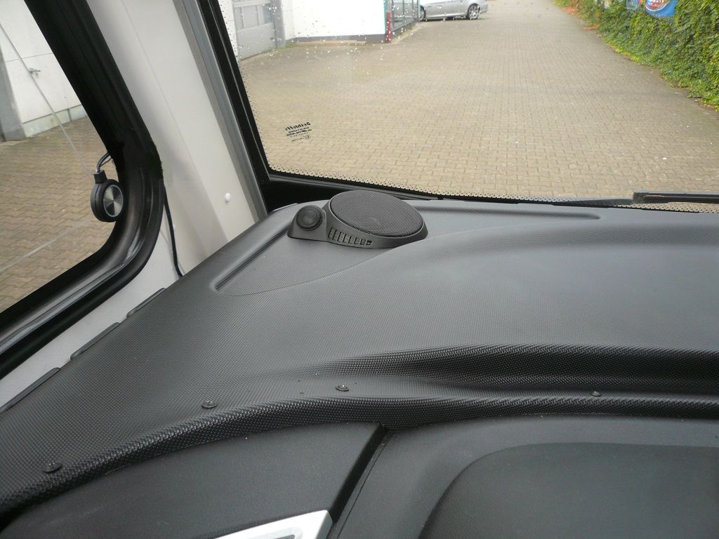 Das Armaturenbrett eines Autos mit einem Lautsprecher darauf