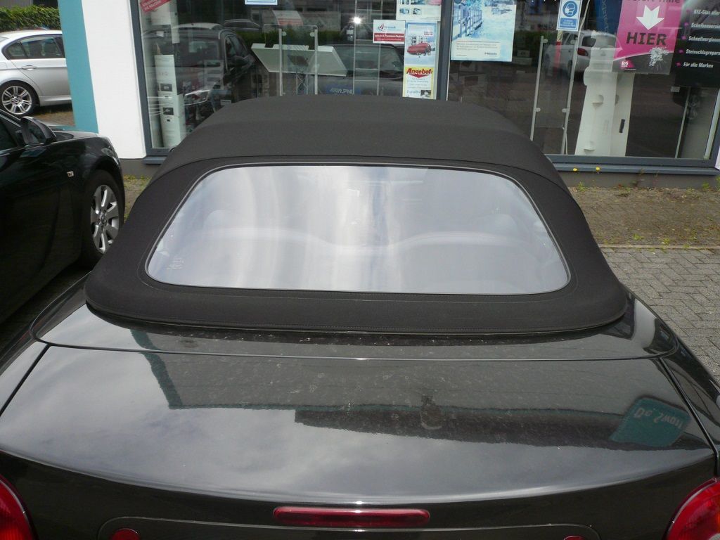 Renault Megane Cabrio. Verdeckbezug in Sonnenlandstoff schwarz geliefert und montiert.