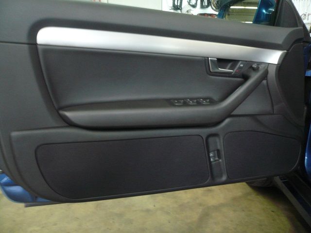 Clarion NX505E Navigation, Jehnert 3-Wege Doorboards und Audio System Verstärker im Audi A4 Cabrio montiert.