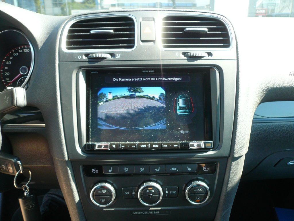 Alpine X803D-U Navigationssystem mit DAB+ und kapazitivem 8-Zoll (20cm) Display, Apple CarPlay und Android Auto Unterstützung inkl. Rückfahrkamera im VW Golf 6 Cabrio nachgerüstet