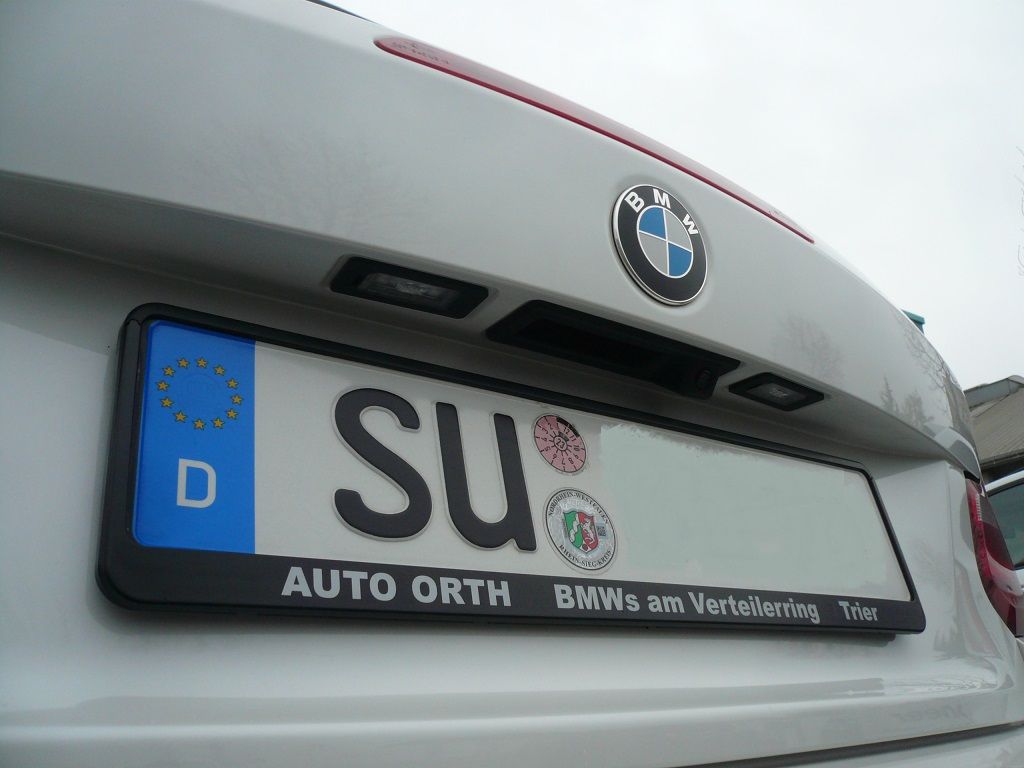 BMW 2er Cabrio, Griffleisten Rückfahrkamera an das Originale BMW NBT System angebunden.