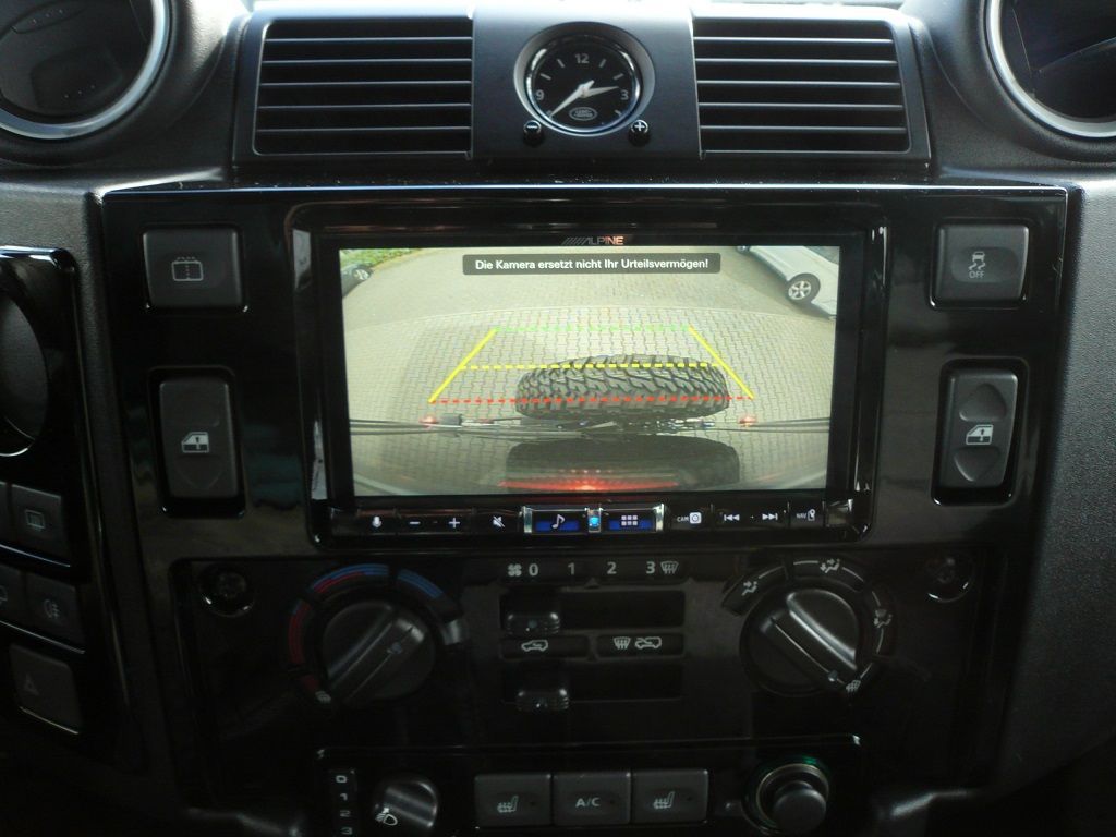 Landrover Defender von 1-DIN auf Doppel-DIN umgebaut. Alpine iLX-705D und Rückfahrkamera von Alpine nachgerüstet.