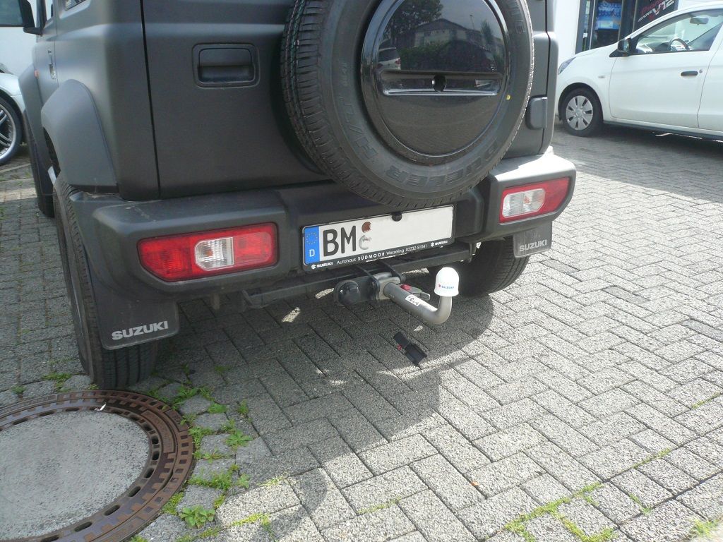 Kenwood DNX-7190DABS inkl. CMOS 230 Rückfahrkamera im aktuellen 2019er Suzuki Jimny nachgerüstet.