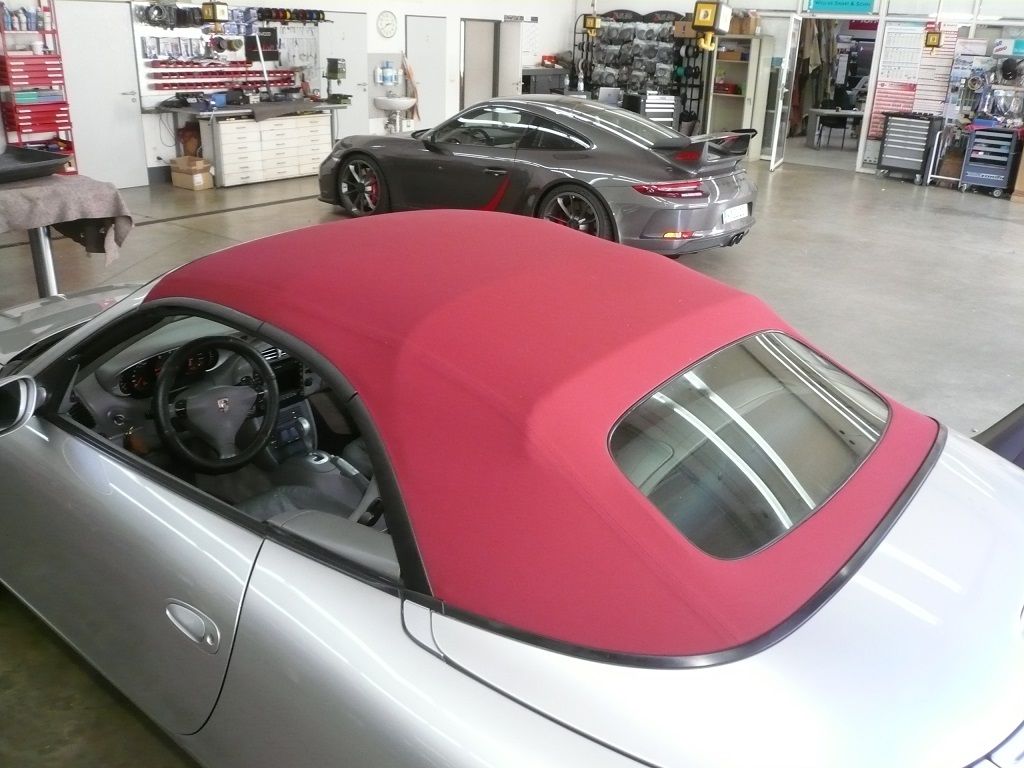 Porsche 911 Typ 996 Cabrio Bj. 02-06, Verdeckbezug in Sonnenland Stoff rot geliefert und montiert.