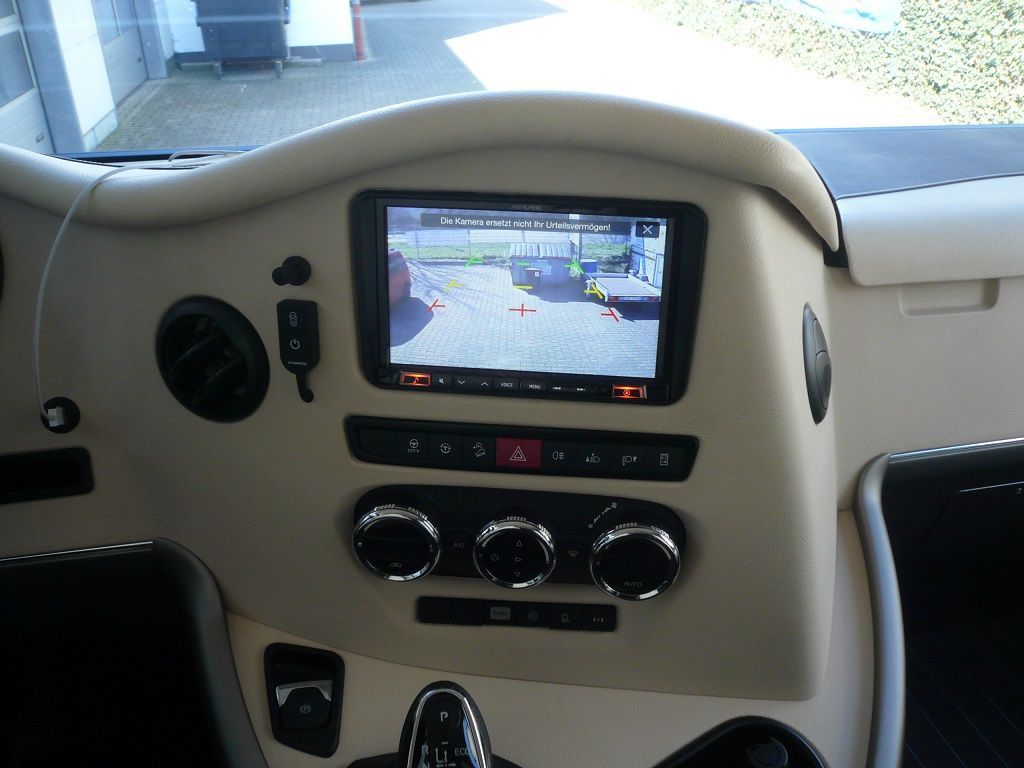 Alpine X803DC-U Navigationssystem mit DAB+ und kapazitivem 8-Zoll Display, Reisemobilsoftware vorinstalliert, Apple CarPlay und Android Auto Unterstützung mit Rückfahrkamera nachgerüstet.