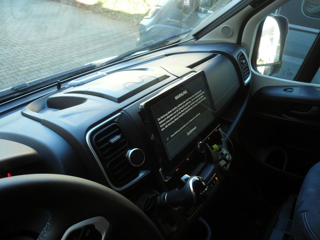 Kenwood DNR992RVS Navitainer mit Garmin Kartendaten für Wohnmobil, PKW und LKW, mit 10,1 Zoll HD-Display, Digitalradio DAB+, Apple CarPlay und AndroidAuto im Fiat Ducato 8 von 2023 nachgerüstet. Die werkseitige Dometic Doppel-Rückfahrkamera auf das Kenwood Gerät adaptiert.