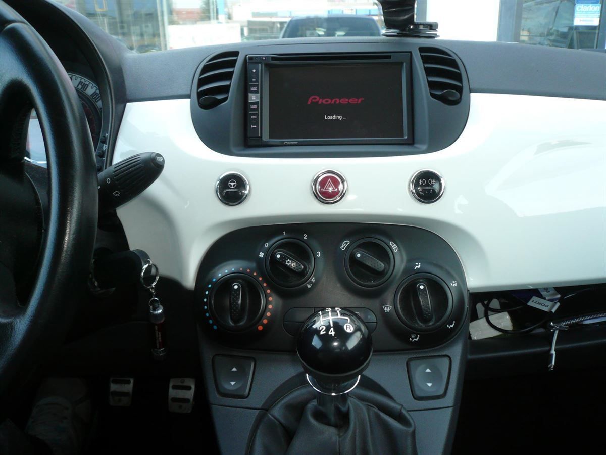 Fiat 500 von 1DIN auf 2DIN umgebaut und das Pioneer AVIC-F980BT Navi nachgerüstet. Werkseitige Lenkrad-Fernbedienung auf das Clarion adaptiert.