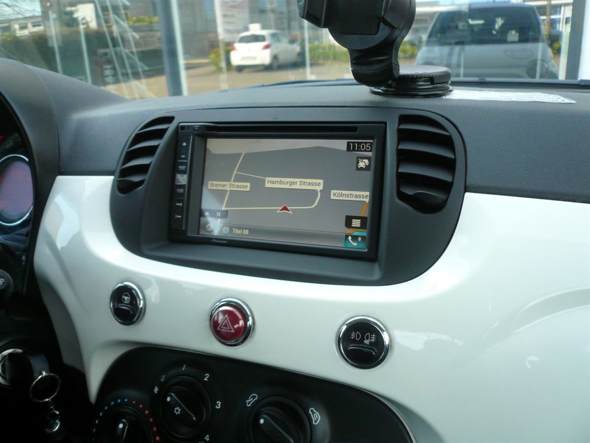 Fiat 500 von 1DIN auf 2DIN umgebaut und das Pioneer AVIC-F980BT Navi nachgerüstet. Werkseitige Lenkrad-Fernbedienung auf das Clarion adaptiert.
