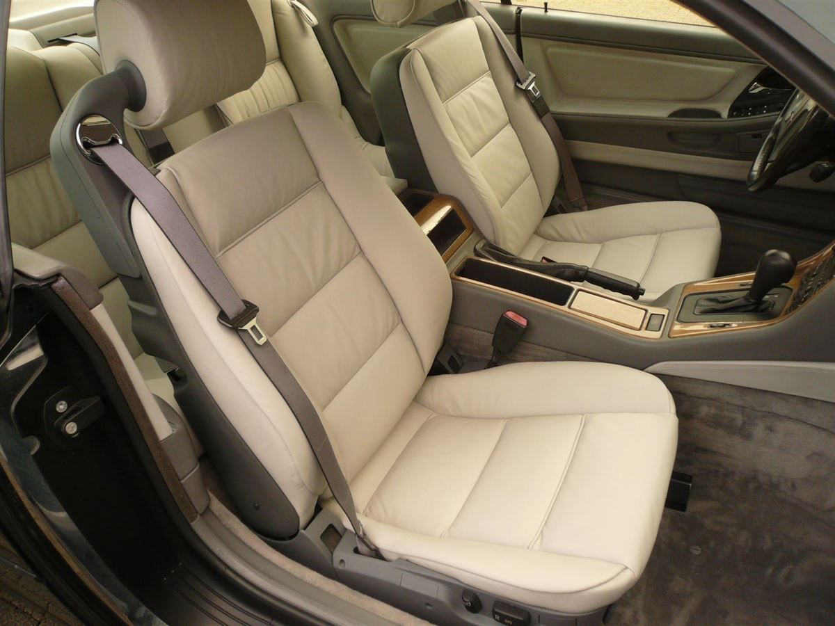 BMW 8er Innenausstattung in Leder Beige neu angefertigt und montiert. Himmel in Alcantara Beige neu bezogen.