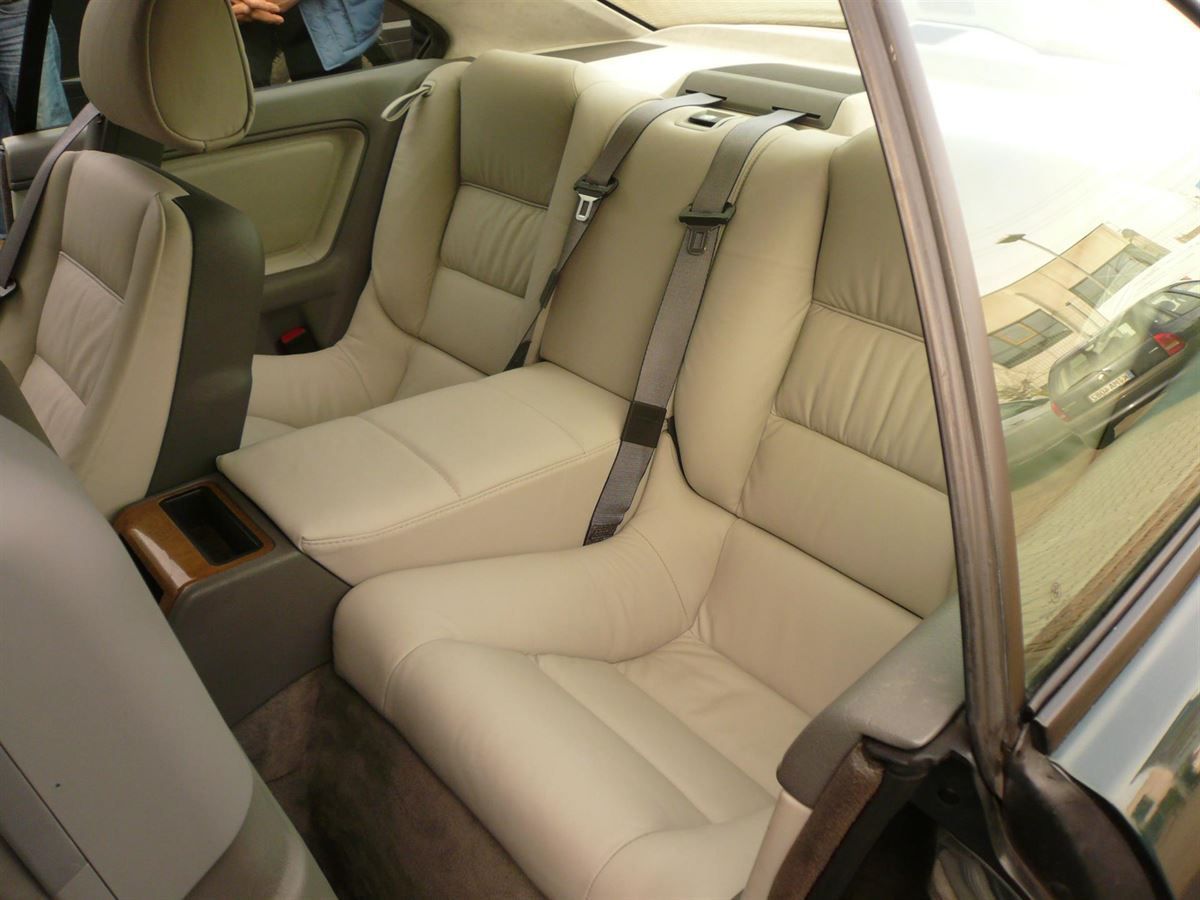 BMW 8er Innenausstattung in Leder Beige neu angefertigt und montiert. Himmel in Alcantara Beige neu bezogen.