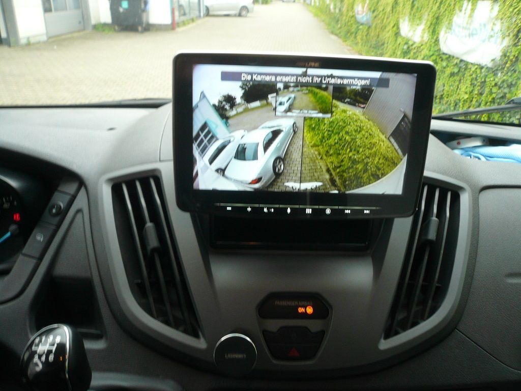 Alpine 9zoll Navigation INE-F904DC inkl. Multi-View Rückfahrkamera und Thitronik Alarmanlage in einem Ford Transit Wohnmobil nachgerüstet.