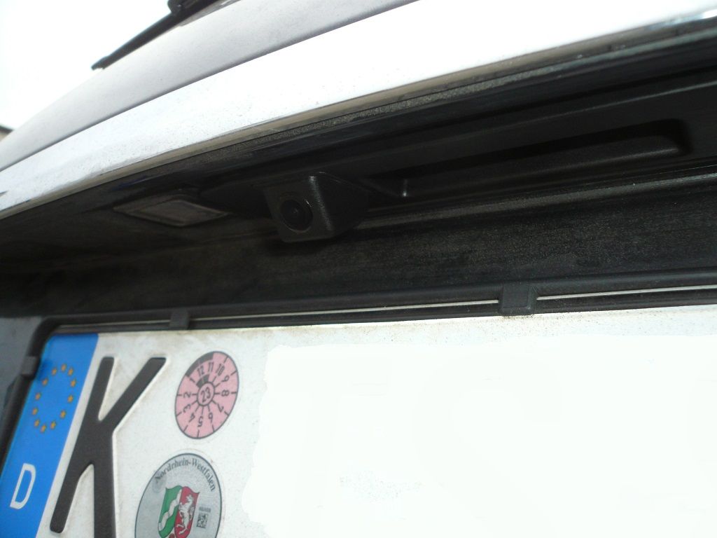 Griffleisten Rückfahrkamera an das OEM Commad NTG 4.5 Online angebunden und montiert.