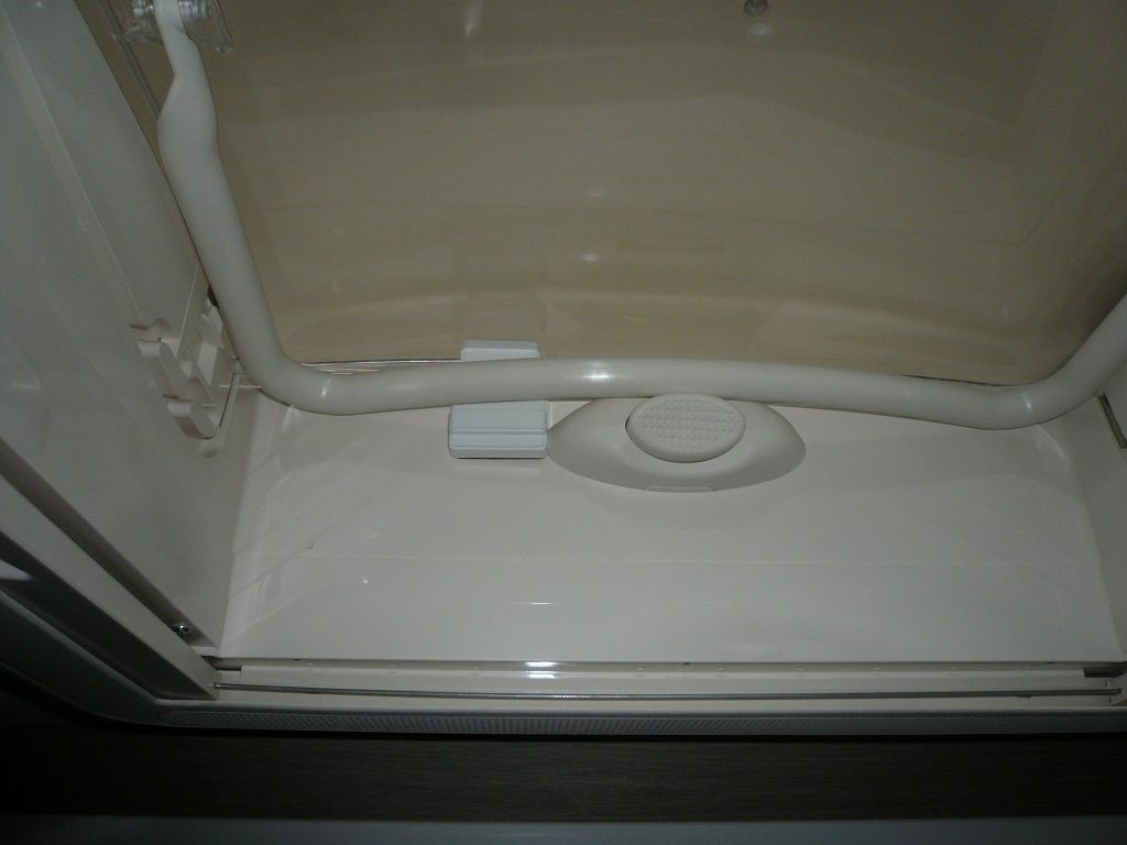 Wir rüsten Thitronik Alarmanlagen in Ihr Wohnmobile nach. Hier die Absicherung von Fenstern mit Funk-Magnetkontakte.