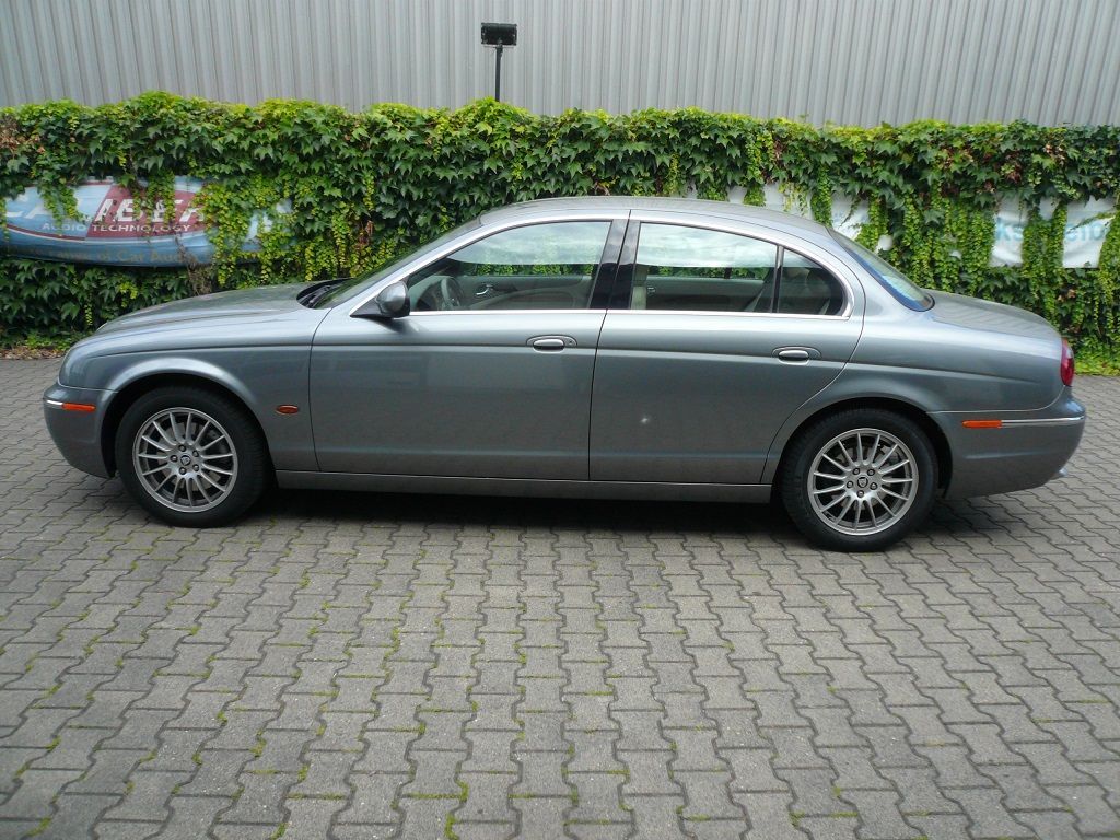 Jaguar S-Type Himmel ausgebaut, Himmel gereinigt und mit Alcantara neu bezogen.