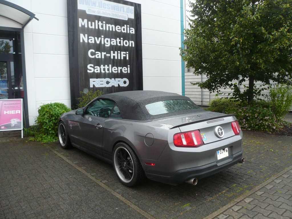 Mustang Cabrio auf Doppel-DIN umgebaut. Kenwood DNX5190DABS Navigation mit Rückfahrkamera nachgerüstet.