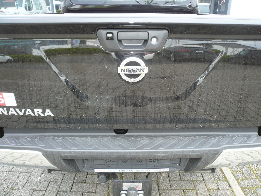 Alpine INE-W720D Doppel-DIN-Navigation mit Rückfahrkamera in einem neuen Nissan Navara (Neufahrzeug) nachgerüstet.