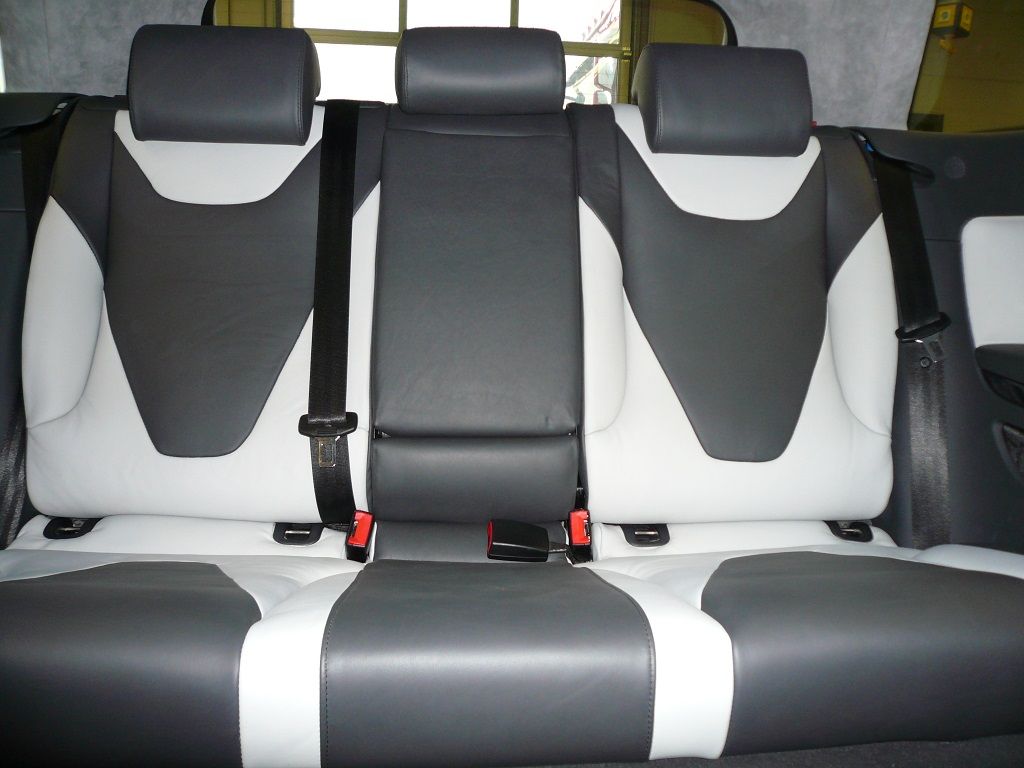 Türverkleidungen und Seitenteile hinten in zweifarbigem Leder neu bezogen. Rücksitzbank in zweifarbigem Leder neu bezogen.